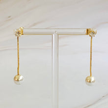 Load image into Gallery viewer, Dangling Pearl Earring