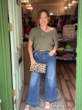 Load image into Gallery viewer, Wide leg center seam cropped jeans
