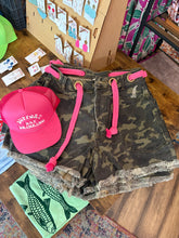 Load image into Gallery viewer, Camo shorts
